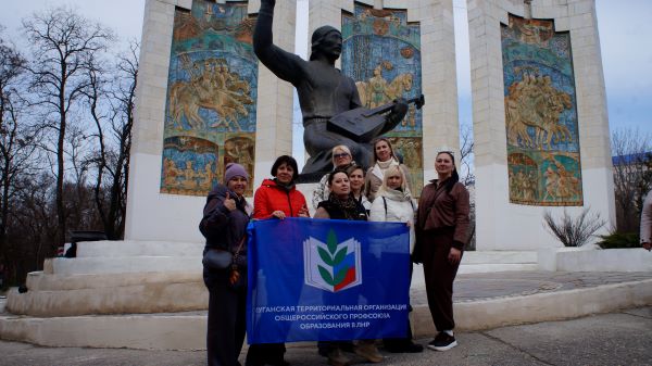 ТО. Калмыкия люди с флагом в Элисте